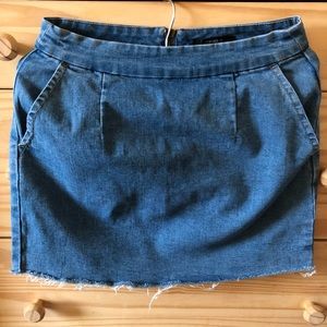Forever21 frayed  summer denim miniskirt size S.🎀